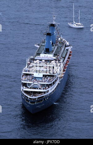 AJAXNETPHOTO. FEBRUAR 1987. FREMANTLE, AUSTRALIEN. -ENTFÜHRT KREUZFAHRTSCHIFF - PASSAGIERE KREUZFAHRT SCHIFF ACHILLE LAURO. SCHIFF WAR HI-JACKED DURCH DIE PLF (PALESTINE LIBERATION FRONT). IM JAHR 1985.  FOTO: JONATHAN EASTLAND/AJAX REF: 876910 16 Stockfoto