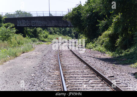 Einzigen Güterzug Spur von Conrail Kurven unter North Mascher St. Bridge im Abschnitt Fairhill/West Kensington von Philadelphia, Pennsylvania verwendet. Stockfoto