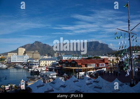 Historische Gebäude und Restaurants in Victoria &amp; Albert Waterfront in Kapstadt in Südafrika. Tafelberg im Hintergrund. Stockfoto
