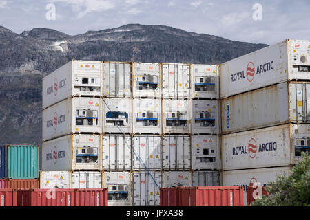 Royal Arctic Line Versandbehälter mit Temperiergeräte am Kai im Hafen von Nuuk Grönland. Stockfoto