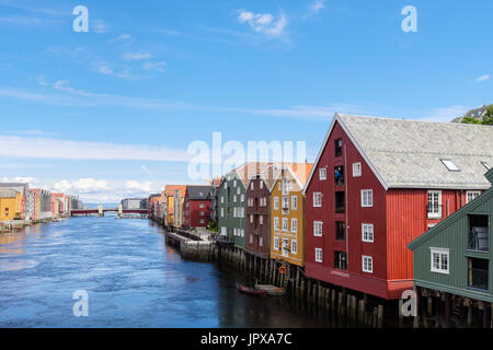 Bunte historische hölzerne Lagergebäude auf Stelzen am Fluss Nidelva Hafen der alten Stadt. Trondheim, Sør-Trøndelag, Norwegen, Scandinavia Stockfoto