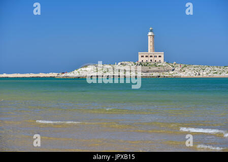 Leuchtturm von der Küste von Vieste an einem sonnigen Tag, Region Apulien, Italien Stockfoto