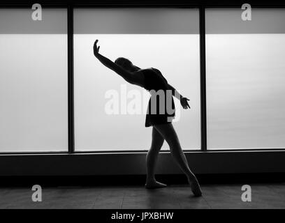 Schwarz-weiß-Version des Ballett Tänzerin Backbend Silhouette Stockfoto