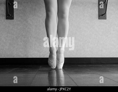 Schwarz / weiß-Version der Balletttänzerin wächst Stockfoto