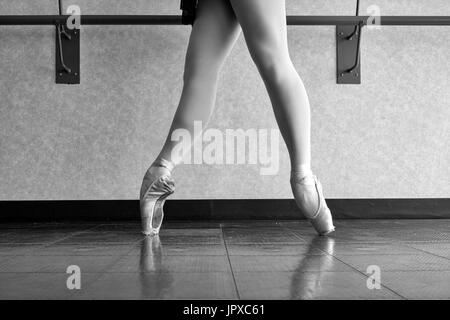 Schwarz-weiß-Version des Ballett Tänzerin En Pointe im 4. Stockfoto