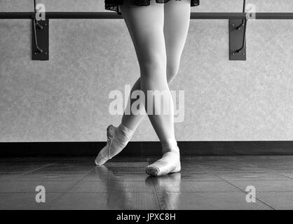 Schwarz-weiß-Version des Ballett-Tänzerin im klassischen Position Stockfoto