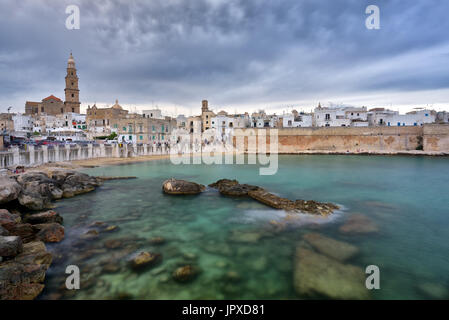 Panoramablick von Monopoli. Apulien, Süditalien. Meer im Sommer. Italienischen Badeort. Stockfoto