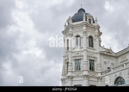 Ein bewölkter Himmel (Santander, Kantabrien, Spanien) von historischen Gebäude überragen. Stockfoto