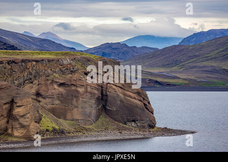 Blick auf den See Kleifarvatn und schwarzen Vulkanstrand in Island Stockfoto