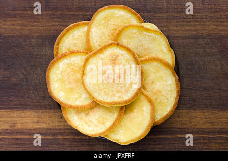 Pfannkuchen auf einem braunen Holzbrett ohne Dekorationen. Rustikales Frühstück Stockfoto