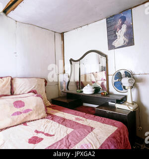 Schlafzimmer mit gemusterte Bettwäsche Stockfoto