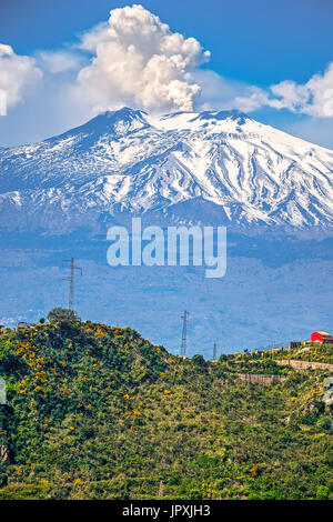 Dampf steigt aus den Ätna, Taormina, Italien Stockfoto