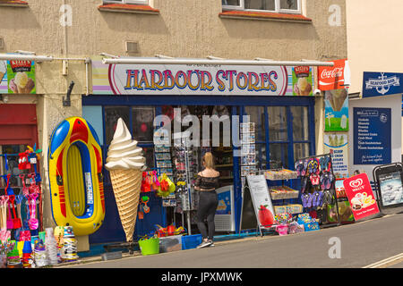 Lyme Regis Harbour Shops Shop bei Lyme Regis, Dorset im Juli Stockfoto