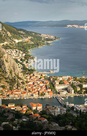 Omis Stadt am Fluss Cetina zwischen großen Felsengebirge, Dalmatien, Kroatien. Stockfoto