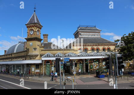 Ein SONNIGER BLICK AUF DEN BAHNHOF in Eastbourne, East Sussex Stockfoto