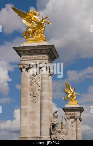 Goldene Statuen von geflügelten Pferden auf der Oberseite der Säulen schmücken die Pont Alexandre III in Paris, Frankreich. Stockfoto