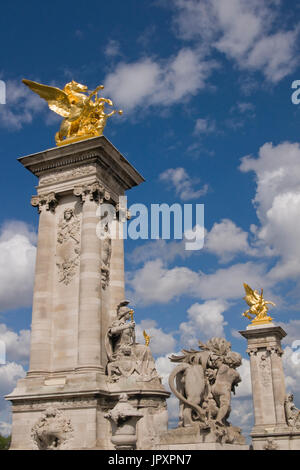 Goldene Statuen von geflügelten Pferden auf der Oberseite der Säulen schmücken die Pont Alexandre III in Paris, Frankreich. Stockfoto