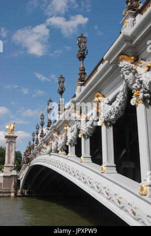 Historische Brücke (Pont Alexandre III) über den Fluss Seine in Paris, Frankreich. Stockfoto