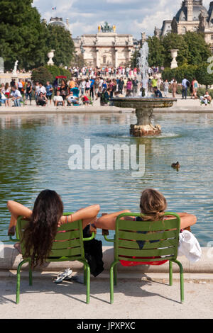 Französische Frauen Entspannung von einem Zierteich in der Jardin des Tuileries in Paris, Frankreich Stockfoto