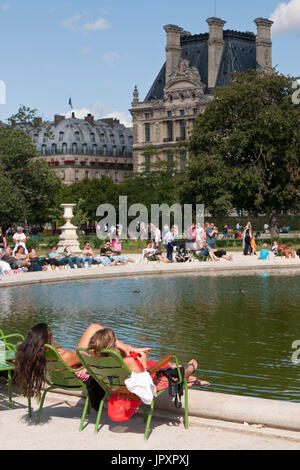 Französische Frauen Entspannung von einem Zierteich in der Jardin des Tuileries in Paris, Frankreich Stockfoto