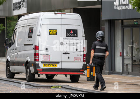 Eine stehende Befehl für Fahrzeuge der Polizei auf Allgemeine Pflichten zu Escort unbegleitete Cash-in-transit Raubüberfälle Fahrzeuge Sie auf gekommen ist besonders erfolgreich, so dass es schwierig für Kriminelle ihre Aktivitäten rund um den unbegleiteten Lieferwagen zu planen. Polizei bündeln ihre Kräfte mit anderen Offizieren über dem Nord- Westen und der Sicherheit Industrie eine gemeinsame Operation targeting Cash-in-transit Raub und Diebstahl von Geldautomaten in der Innenstadt. Die Aktion wird koordiniert von Titan (North West Regional organisierte Kriminalität), die regionale Zusammenarbeit zur Bekämpfung der schweren Kriminalität. Stockfoto