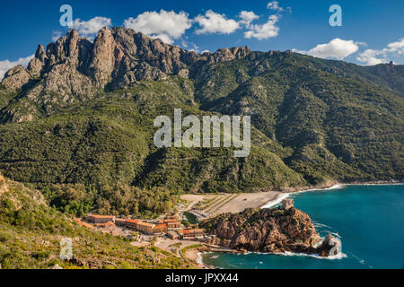 Capo d'Orto massiv über Stadt Porto, Mittelmeer, mit Tour de Porto, genuesischer Wehrturm über Golfe de Porto bei Sonnenuntergang, Corse-du-Sud, Cors Stockfoto