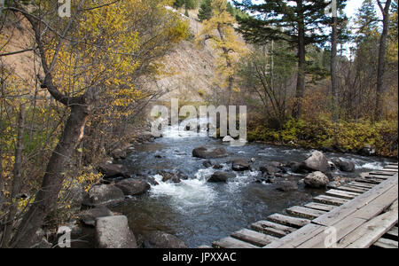 verlassene Brücke über Gebirgsbach in den Rocky Mountains Stockfoto