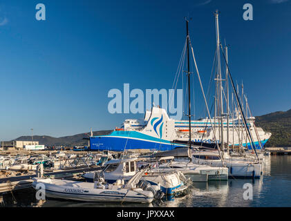 Segelboote im Yachthafen, M/F Kalliste Fähre am Pier hinter, am Golfe de Valinco Propriano, Corse-du-Sud, Korsika, Frankreich Stockfoto