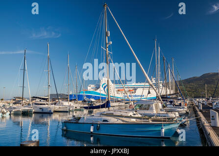 Segelboote im Yachthafen, M/F Kalliste Fähre am Pier hinter, am Golfe de Valinco Propriano, Corse-du-Sud, Korsika, Frankreich Stockfoto