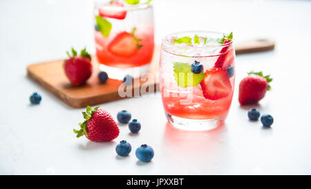 eingestellten Cocktails Erdbeeren und Heidelbeeren mischen Soda für gesunde Getränk aber Mischung Whisky für Party genießen Stockfoto