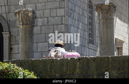 Cetinje, Montenegro - Touristen eine Pause im Schatten der Kirche von The Birth of The Holly Jungfrau Stockfoto