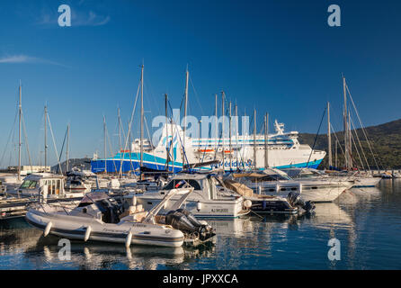 Segelboote im Yachthafen, M/F Kalliste Fähre am Pier hinter, am Golfe de Valinco Propriano, Corse-du-Sud, Korsika, Frankreich Stockfoto
