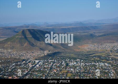 Stadt von Graaff-Reinet im östlichen Kap von Südafrika in die Schlaufe des Sundays River in das Valley of Desolation gesetzt. Stockfoto