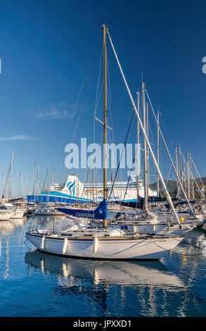 Segelboote im Yachthafen, M/F Kalliste Fähre am Pier hinter, am Golfe de Valinco Propriano, Corse-du-Sud, Korsika, Frankreich Stockfoto