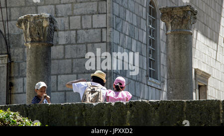 Cetinje, Montenegro - Touristen eine Pause im Schatten der Kirche von The Birth of The Holly Jungfrau Stockfoto