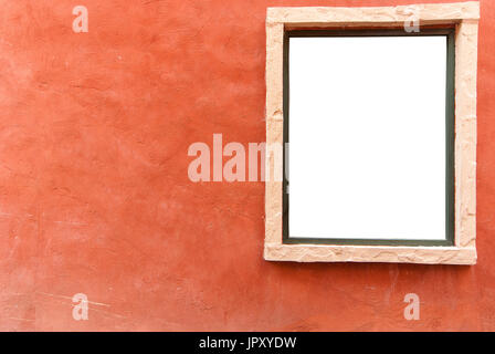 Alte orange Beton Wand Hintergrund mit weißem Fenster Stockfoto