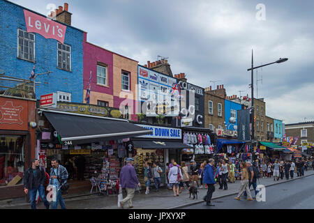 LONDON, ENGLAND - AUGUST 2012; Blick auf den berühmten Geschäften in Camden Town. Stockfoto