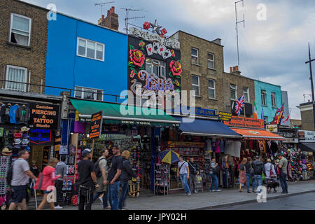 LONDON, ENGLAND - AUGUST 2012; Blick auf den berühmten Geschäften in Camden Town. Stockfoto