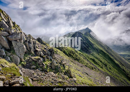 Striding Edge auf Lakelandpoeten einer der großen Fells oder Berge im englischen Lake District. Striding Edge ist eine beliebte Gratwanderung in der Gegend. Stockfoto