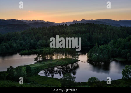 Fernsicht auf den Langdale Pikes und damit verbundenen Lakeland Fells aus den Hügeln oberhalb von Tarn Hows in der Nähe von Hawkshead im englischen Lake District Stockfoto