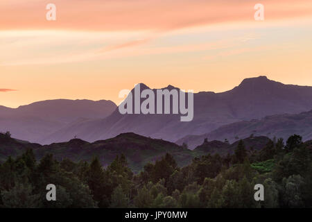 Panorama Landschaft von Langdale Pikes und Lakeland Fells in der Dämmerung von den Hügeln über Edinburgh in der Nähe von Tarn Hows im englischen Lake District Stockfoto