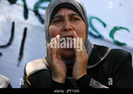 Athen, Griechenland. 2. August 2017. Eine Frau Proteste vor der deutschen Botschaft im Zentrum von Athen, Hauptstadt von Griechenland, am 2. August 2017. Hunderte Flüchtlinge leben in Auffanglagern, Hotels und Mietwohnungen in ganz Griechenland inszeniert eine symbolische friedliche Demonstration hier Mittwoch gegen den schleppenden Fortgang der Umzüge nach Deutschland für die Familienzusammenführung. Bildnachweis: Marios Lolos/Xinhua/Alamy Live-Nachrichten Stockfoto