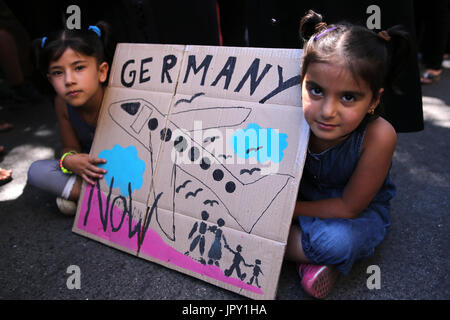 Athen, Griechenland. 2. August 2017. Kinder protestieren vor der deutschen Botschaft im Zentrum von Athen, Hauptstadt von Griechenland, am 2. August 2017. Hunderte Flüchtlinge leben in Auffanglagern, Hotels und Mietwohnungen in ganz Griechenland inszeniert eine symbolische friedliche Demonstration hier Mittwoch gegen den schleppenden Fortgang der Umzüge nach Deutschland für die Familienzusammenführung. Bildnachweis: Marios Lolos/Xinhua/Alamy Live-Nachrichten Stockfoto