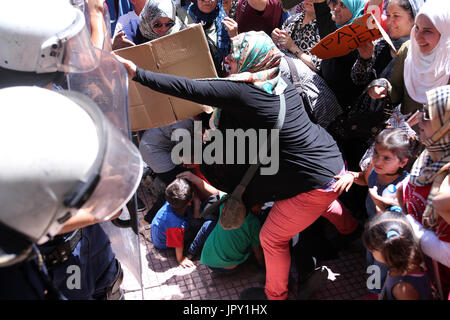Athen, Griechenland. 2. August 2017. Flüchtlinge protestieren vor der deutschen Botschaft im Zentrum von Athen, Hauptstadt von Griechenland, am 2. August 2017. Hunderte Flüchtlinge leben in Auffanglagern, Hotels und Mietwohnungen in ganz Griechenland inszeniert eine symbolische friedliche Demonstration hier Mittwoch gegen den schleppenden Fortgang der Umzüge nach Deutschland für die Familienzusammenführung. Bildnachweis: Marios Lolos/Xinhua/Alamy Live-Nachrichten Stockfoto