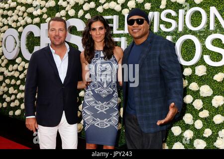 Los Angeles, CA, USA. 1. August 2017. Chris ODonnell, Daniela Ruah, LL Cool J im Ankunftsbereich für TCA Summer Press Tour: CBS Television Studios jährliche Sommer-Soirée, CBS Studio Center, Los Angeles, CA 1. August 2017. : Priscilla Grant/Everett Collection Bildnachweis: Everett Collection Inc/Alamy Live-Nachrichten Stockfoto