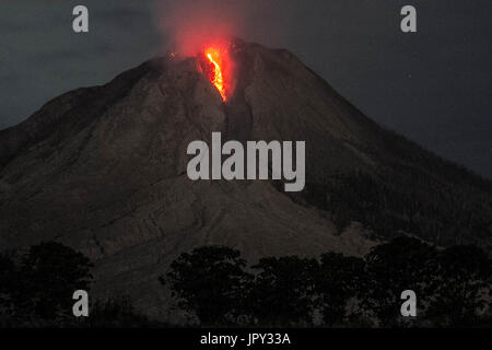 Karo, Nord-Sumatra, Indonesien. 3. August 2017. Es zeigt ein Bild mit langsamen Exposition heiße flüssigen Lava verschüttet vom Mount Sinabung wie in Karo auf 2. August 2017, Indonesien zu sehen. Der Vulkan zerstört Vulkanasche so hoch wie 4,2 Kilometer (2,2 Meilen), eines seiner größten Eruptionen. In den letzten Monaten hohe Aktivität. Bildnachweis: Ivan Damanik/ZUMA Draht/Alamy Live-Nachrichten Stockfoto