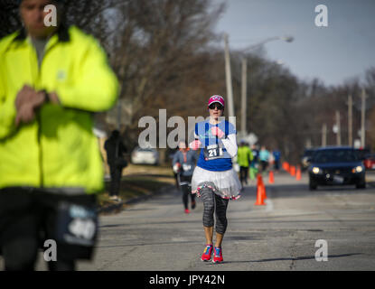 Moline, Iowa, USA. 1. Januar 2017. Nicole Callahan von Moline nähert sich der Ziellinie die Auflösung laufen 5K in Moline auf Sonntag, 1. Januar 2017. Die erste Lösung, die 5k Run profitiert YouthHope beginnend und endend am Moline YouthHope Center. Das Rennen gehofft Selbsthilfe kick off ins neue Jahr auf eine gesunde und aktive Weise und hatte 220 Läufer teilnehmen. Bildnachweis: Andy Abeyta/Quad-Stadt-Zeiten / ZUMA Draht/Alamy Live News Stockfoto