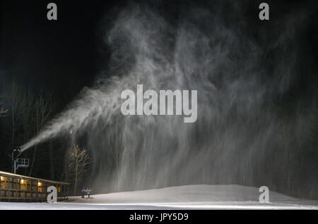 Andalusien, Iowa, USA. 4. Januar 2017. Schnee ist auf der kleinen Wagen & Ride Ski School Bereich Snowstar Wintersport Park in Andalusien auf Mittwoch, 4. Januar 2017 geblasen. Trotz der kalten und windigen Bedingungen verbrachte mehrere Skifahrer und Snowboarder am Abend Reiten als frischer Schnee auf den Pisten geblasen werden weiterhin. Bildnachweis: Andy Abeyta/Quad-Stadt-Zeiten / ZUMA Draht/Alamy Live News Stockfoto