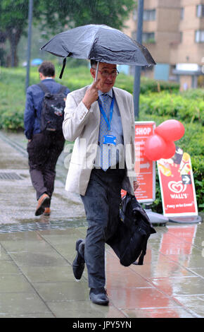 2. August 2017, London, UK Wetter, einem nassen und windigen Tag für Reisende in London, England Stockfoto