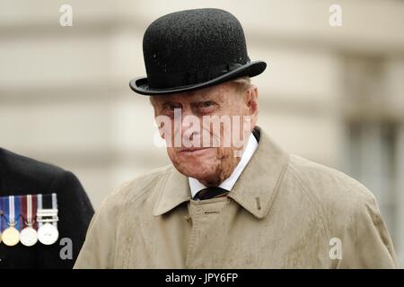 London, UK. 2. August 2017. London, Royal Marines Captain General zum letzten Mal im Buckingham Palace in London. 2. August 2017. Großbritanniens Prinz Philip, Duke of Edinburgh, reagiert er eine Parade in der Rolle der Royal Marines Captain General zum letzten Mal im Buckingham Palace in London, Großbritannien am 2. August 2017 besucht. Prinz Philip, Ehemann von Königin Elizabeth II., führt seine letzte Solo öffentliches Engagement Mittwoch bevor er vom königlichen Pflichten in den Ruhestand. Bildnachweis: Pool/Xinhua/Alamy Live-Nachrichten Stockfoto